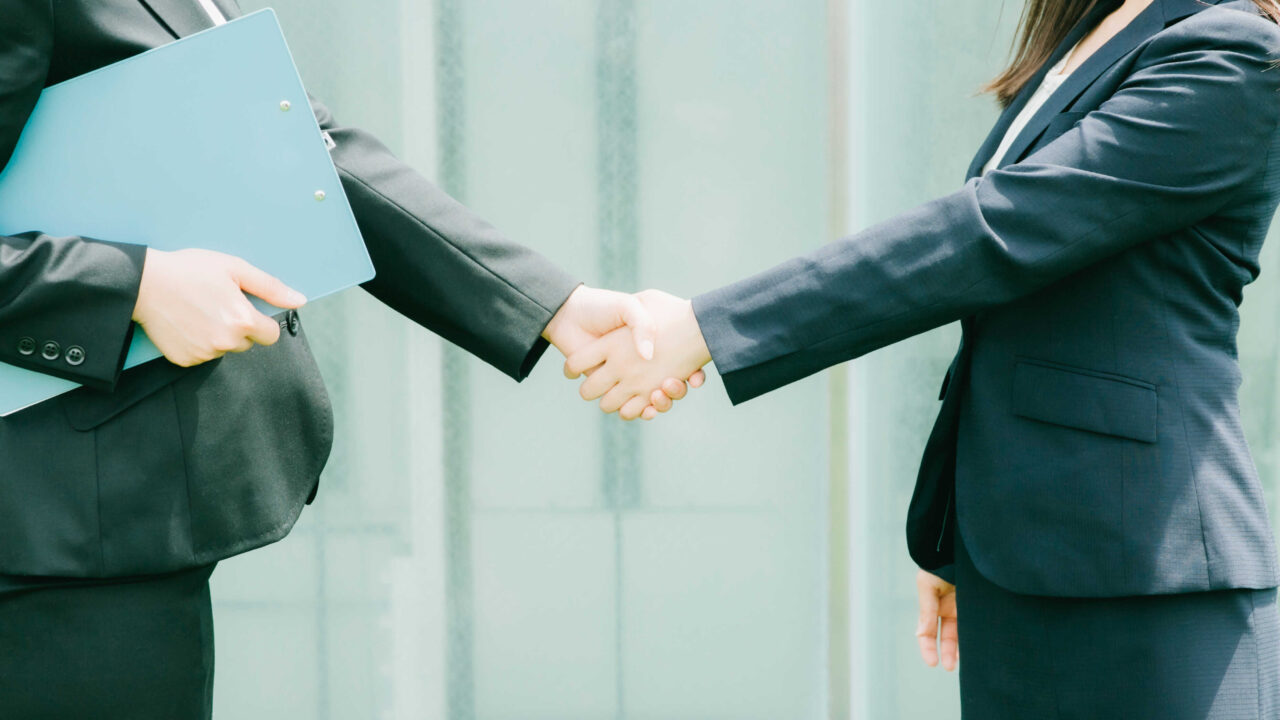 経歴を正しく伝え、採用担当者と握手する求職者