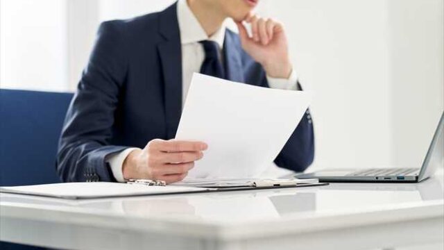 履歴書や職務経歴書に嘘がないか確認する採用担当者