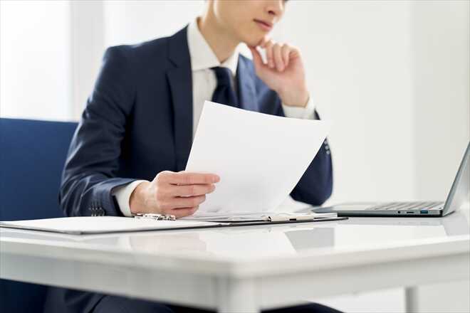 履歴書や職務経歴書に嘘がないか確認する採用担当者